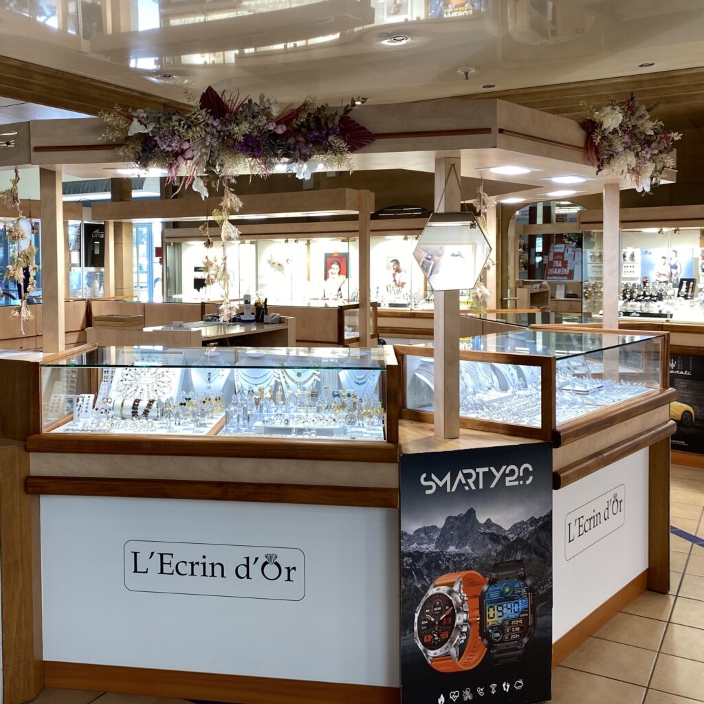 La bijouterie L'Ecrin d'Or vue de l'intérieur. - Les Fontenelles