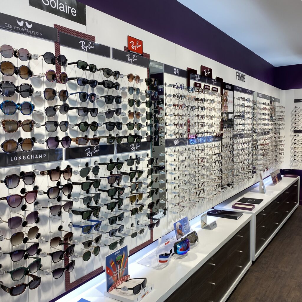 Vue intérieure de la boutique Alain Afflelou au Centre Commercial Les Fontenelles au Mans (Sarthe, 72).