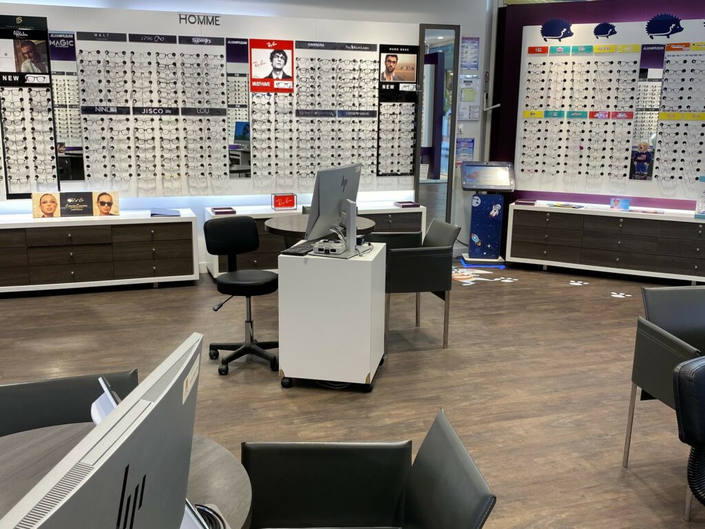 Vue intérieure du magasin Alain Afflelou au Centre Commercial Les Fontenelles au Mans (Sarthe, 72).