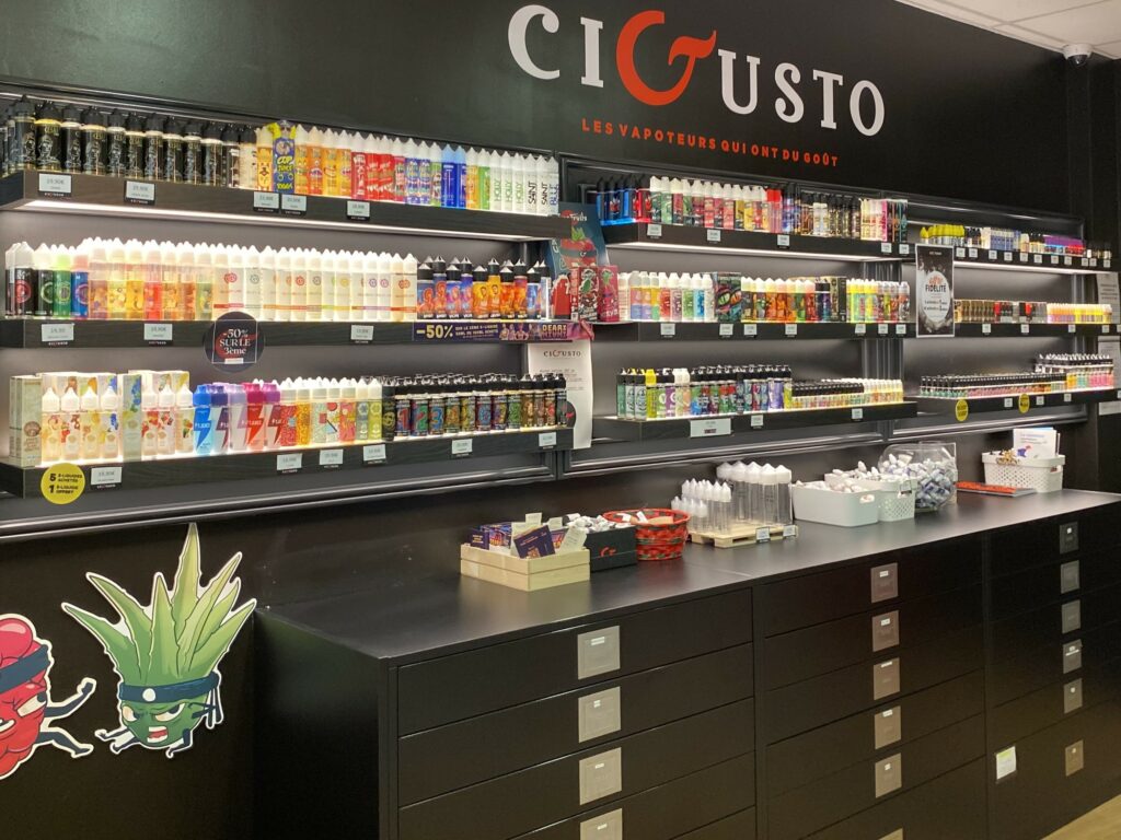 Vue intérieure de la boutique Cigusto au Centre Commercial Les Fontenelles du Mans (Sarthe, 72).