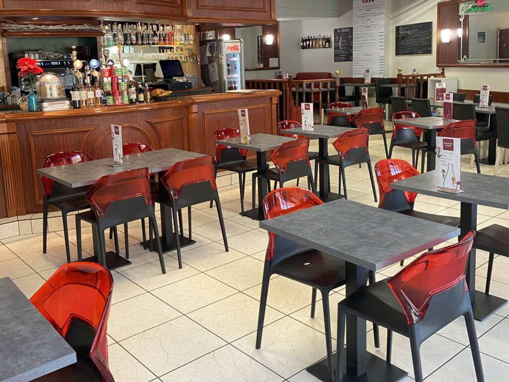 Vue intérieure du restaurant Le Delhi's Café au Centre Commercial Les Fontenelles au Mans (Sarthe, 72).