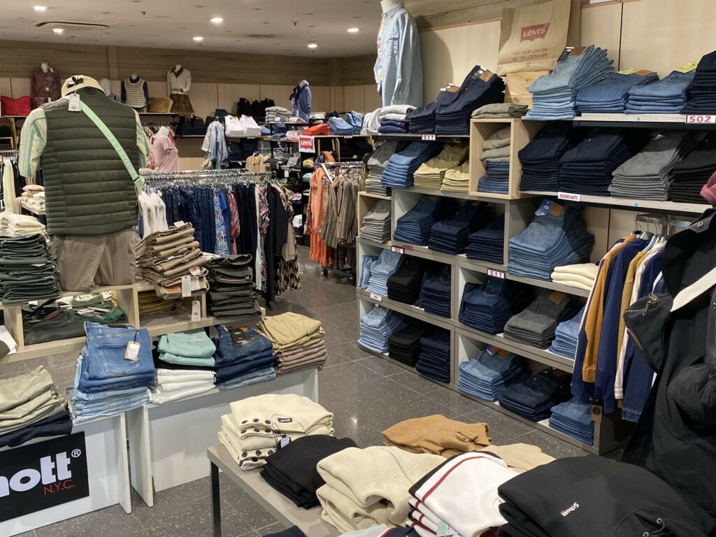 Vue intérieure de la boutique Jean's du Centre Commercial Les Fontenelles au Mans (Sarthe, 72).