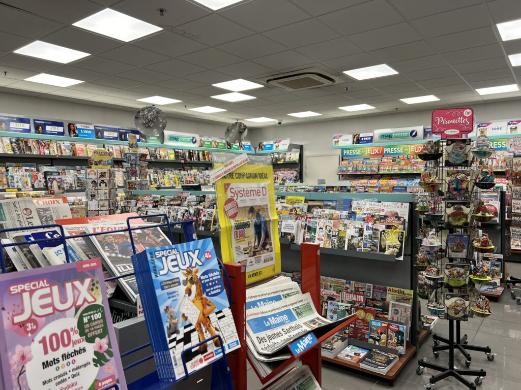 Vue intérieure de la maison de presse MagPresse du Centre Commercial Les Fontenelles au Mans (Sarthe, 72).