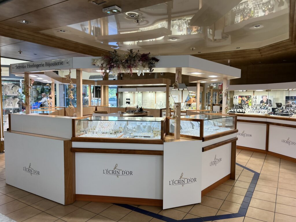 Vue intérieure de la bijouterie L'Ecrin d'Or au Centre Commercial Les Fontenelles au Mans (Sarthe, 72).